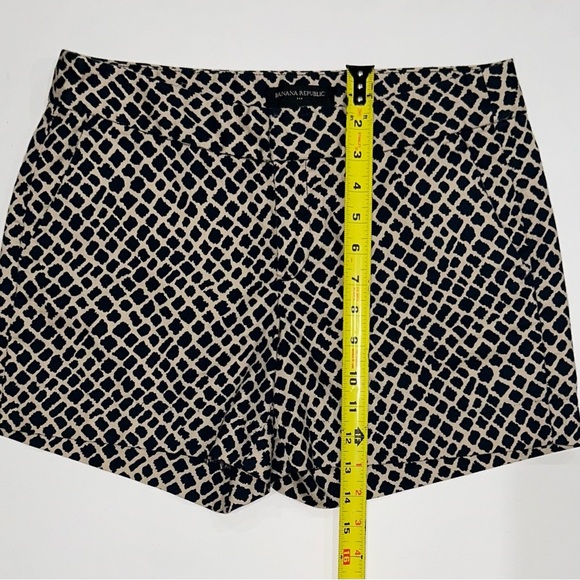 Banana Republic Geometric Navy & Tan Patterned Chino Shorts with pockets size 2 - Picture 10 of 11